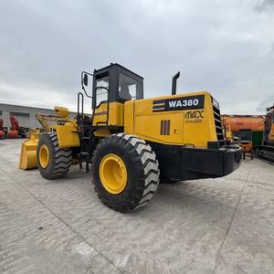 Chargeuse sur pneus Komatsu WA380 jaune, godet standard, cabine fermée, moteur Cummins, capacité de charge nominale de 9 tonnes, chantier de construction, exploitation minière - Product Image 3