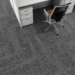 Carrelage de moquette carré épais à poils moyens en polypropylène, style moderne et minimaliste de luxe, avec support en PVC pour couloir et salon - Product Image 3