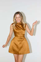 Fabricants de vêtements personnalisés été 2024 femmes courte Sexy fête sans manches soirée élégante Satin col droit Mini robe