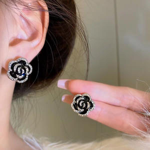 <span class=keywords><strong>Prix</strong></span> usine Style japonais pendentif <span class=keywords><strong>gland</strong></span> fleur noire doux élégant Vintage mode boucles d'oreilles à clipser pour la vie quotidienne porter - Product Image 4