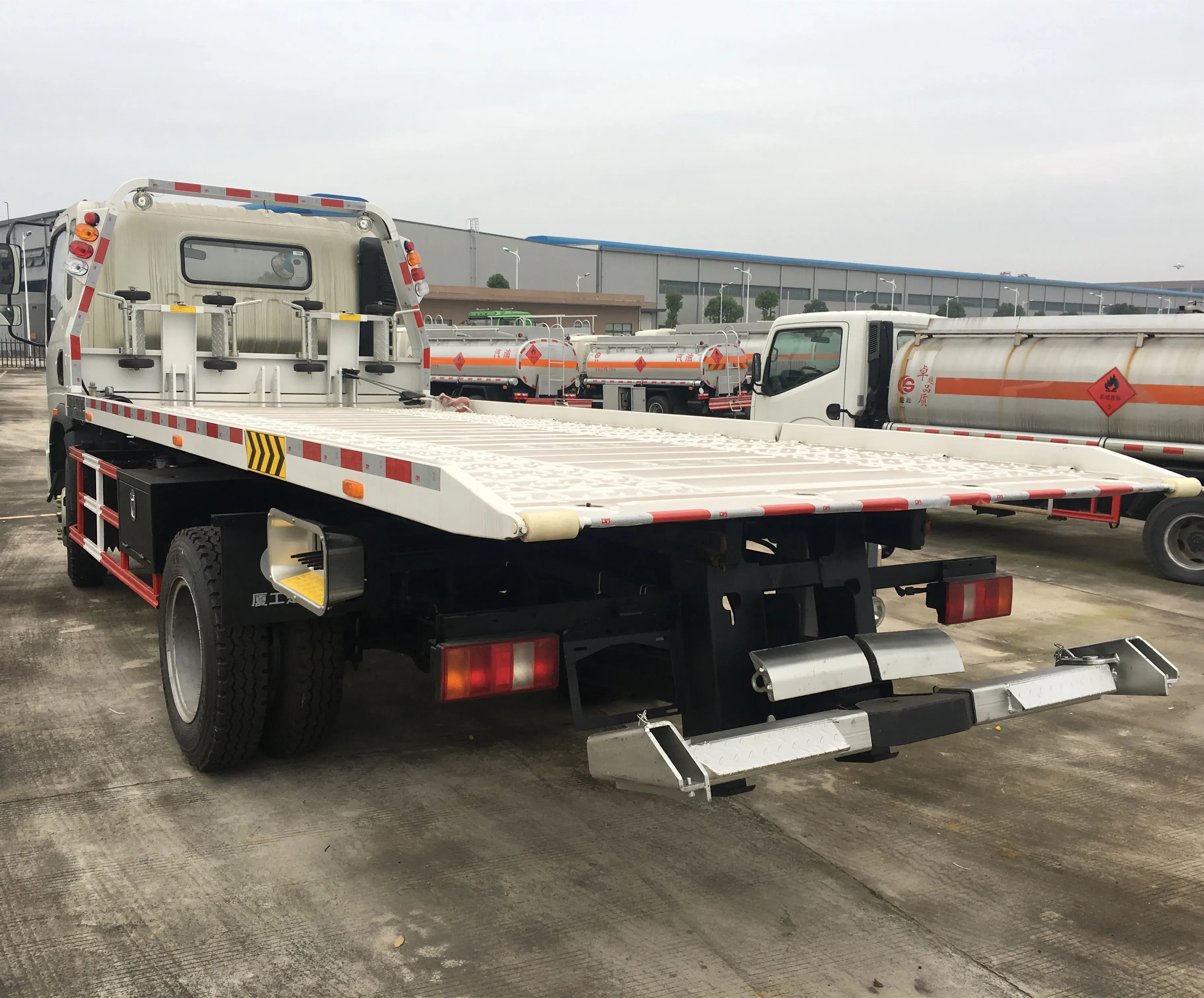 Hot selling light duty HOWO 4x2 6 tons LHD china flatbed wrecker towing truck rollback road wreckers tow platform trucks
