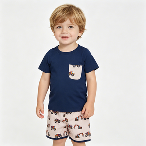En stock: Conjunto de verano para niños con top de algodón azul marino con bolsillos y pantalones cortos de excavadora. Ropa infantil al por mayor, ropa de fábrica para niños pequeños y boutique. - Product Image 1