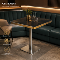 Ensemble table et chaises de bistrot en pierre frittée de luxe avec base en métal doré pour hôtel, café, restaurant, usage commercial