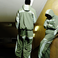 Conjuntos Deportivos con Ribete Reflectante, Chaqueta Cortavientos Ligera y Pantalones Jogger con Diseño de Patchwork Sostenible