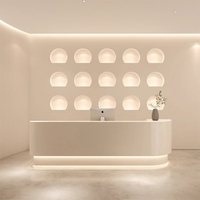 Comptoir de réception moderne en bois pour salons de beauté et de coiffure