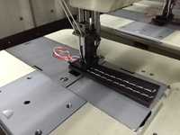 Machine à coudre industrielle à point noué à lit plat RONMACK RM-4422E-GUT avec moteur, coupe-fil automatique, alimentation composée et double aiguille