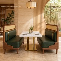 Bancs de restaurant en rotin tressé avec table en marbre et colonnes jumelles en laiton pour usage en hôtels et complexes hôteliers