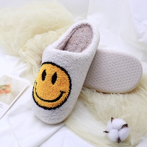 Pantoufles d'hiver confortables et heureuses pour femmes en fourrure souriante pantoufles en peluche pour un usage domestique - Product Image 2