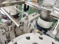 Bouteille d'huile essentielle de parfum automatique, bâton de déodorant en rouleau sur machine de remplissage
