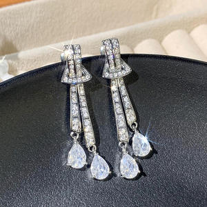 Orecchini Pendenti E3971 in Oro Bianco con Cristalli e Strass, Design a Goccia d'Acqua, Gioielli di Lusso da Sposa per Donne - Product Image 6