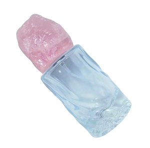 Flacon de parfum en verre courbé artistique avec bouchon en pierre de quartz rose authentique - Product Image 1