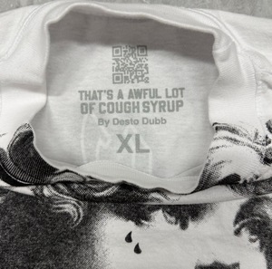 T-shirt di Lusso di Marca Famosa all'Ingrosso, Maglietta Bianca con Stampa COUGH SYRUP, Streetwear con Angelo Cupido, T-shirt Personalizzata per Uomo - Product Image 3