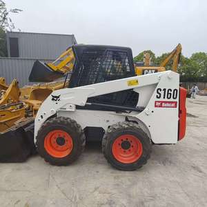 Chargeuse compacte Bobcat S160 d'origine américaine avec godet de terrassement d'une capacité de 0,33 m³ et un poids opérationnel de 2,7 tonnes, en bon état. - Product Image 3