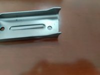 Support en acier galvanisé sur mesure, support de montage estampé avec trous perforés et nervure de renforcement pour l'automobile