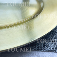Assiettes de présentation modernes en plastique doré brossé de 13 pouces, bord uni, vente en gros pour la décoration de tables de mariage et d'événements, et la restauration