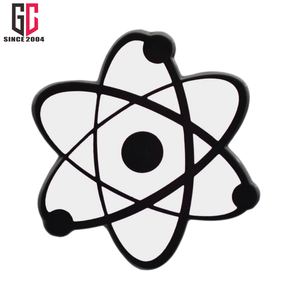 เข็มกลัดโลหะเคลือบแข็งลายสัญลักษณ์อะตอมแบบกำหนดเองจากโรงงาน ผลิตมานาน 12 ปี ของขวัญสำหรับนักฟิสิกส์ - Product Image 4