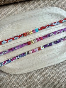 Bracelet en <span class=keywords><strong>cordon</strong></span> de tissu <span class=keywords><strong>LIBERTY</strong></span> personnalisé nom lettre perle fleur colorée Bracelet cadeau pour elle - Product Image 4