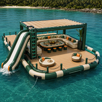 Île flottante gonflable commerciale avec château aquatique, toboggan, auvent d'ombrage, canapé et table pour la location en station balnéaire ou le commerce de l'hôtellerie