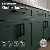 Meuble de cuisine modulaire vert foncé en acier inoxydable style Shaker, îlot moderne avec comptoir en marbre, évier, robinet et étagères ouvertes – Mobilier B2B