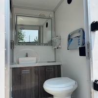 Remorque WC portable d'extérieur de 4m, à double compartiment, avec stations de lavage des mains, design ferme, en acier