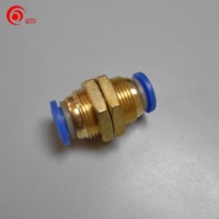 Conector Neumático Rápido para Manguera, Superficie Lisa de PP, Codo en Ángulo Recto de 90 Grados Tipo L, Marca QTD, Estándar DIN, Certificado ISO 9000