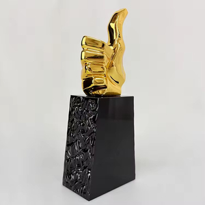 Trophée personnalisé en résine dorée avec base noire, motif pouce levé, pour récompense ou souvenir - Product Image 6