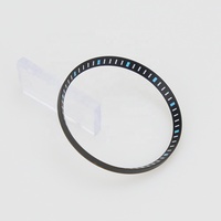 Montre classique SKX007 noire avec index et lunette de couleur or rouge, jaune, bleu, orange