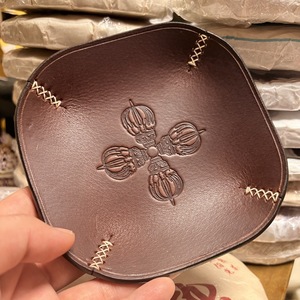 ถาดหนังเย็บด้วยมือพร้อมแผ่นโชว์ของประดับลูกปัดวินเทจลายนูนจาก Vajra - Product Image 1