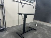 Bureau debout moderne pliable et réglable en hauteur avec cadre métallique, table d'appoint mobile pour ordinateur portable, idéal pour salon et bureau