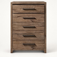 Commode haute à cinq tiroirs en chêne vieilli avec poignées barre noires mates et grain naturel pour villas privées et entrepreneurs commerciaux
