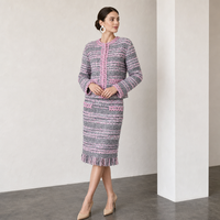 Ensemble deux pièces en tweed color block pour femme, gris et rose, avec veste longue sans manches en bouclé, jupe crayon à bordure tressée et ourlet à franges