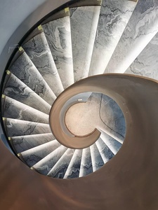 Escalier flottant incurvé extérieur <span class=keywords><strong>de</strong></span> conception moderne et luxueuse pour <span class=keywords><strong>villa</strong></span>, avec garde-corps en verre sans cadre, marches en bois massif et structure en acier - Product Image 5