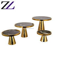 Support à gâteau rond en acier inoxydable martelé avec piédestal, noir et or, réutilisable pour la présentation de desserts, idéal pour les décorations de mariage