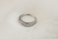 Bijou de corps tendance en Titane F136 avec zircon serti griffe, anneau clicker segmenté pour piercing de cartilage d'oreille et de nez, cadeau de mariage et de fête