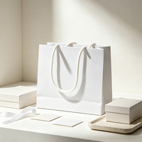 Sac en papier gaufré grain litchi de qualité supérieure, personnalisé avec logo imprimé, sac cadeau blanc avec poignée en cordon renforcé pour la vente en gros