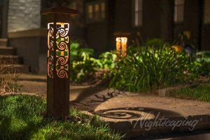 Borne lumineuse décorative d'extérieur en acier Corten style Art Déco - Étanche et résistante aux intempéries - Product Image 6