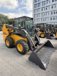 Mini-chargeuse compacte Xc7-Sr10B à levage de godets puissant, mouvement stable, conception compacte pour utilisation agricole, travaux dans des espaces restreints - Product Image 5