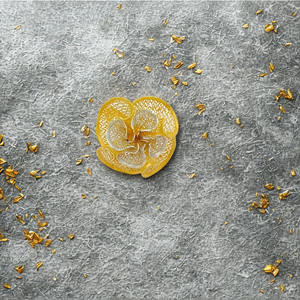 แหวนทองคำขาวและทองเหลือง 22K ดีไซน์ลายดอกไม้สุดหรูสำหรับผู้หญิง พร้อมลวดลายกลีบดอกที่ประณีต - Product Image 3