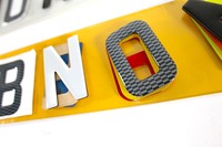Plaque d'Immatriculation Vierge en Gel 3D Réfléchissant et Lettres Acryliques 4D pour Voiture – Couleurs Jaune et Blanc, Style Royaume-Uni – Vente en Gros