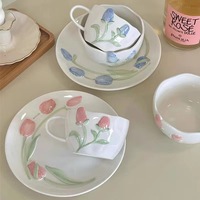 Nouvelles collections de vaisselle en porcelaine à motif de tulipes, rose/bleu, peintes à la main, assiettes rondes pour desserts, bols à salade, plats à gâteaux et à fruits