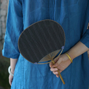 Éventail rond de style japonais, éventail élégant, éventail traditionnel chinois, accessoire de photographie Hanfu, éventail en bambou à long manche fait main - Product Image 4