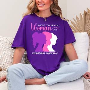 T-shirt da donna IWD2026 per la Giornata Internazionale della Donna 2026, modello Give To Gain, viola, casual, girocollo, manica corta, 100% cotone jersey - Product Image 3