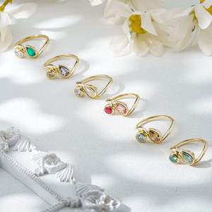 Anillo Toi Et Moi de Oro Sólido de 10K, 14K y 18K con Diamantes Moissanita Redondos y en Forma de Pera de Starsgem - Product Image 5