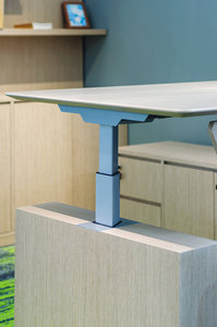 <span class=keywords><strong>Bureau</strong></span> électrique moderne pour cadres avec armoire de rangement latérale, poste de travail assis-debout à double moteur avec panneau et crédence - Product Image 4