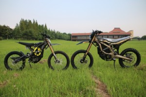 Surron Light Bee <span class=keywords><strong>Dirt</strong></span> Vélo électrique Off Road Light Bee X 8000W Noir Desert Brown Tuttio Soliel 01Dirt E <span class=keywords><strong>Bike</strong></span> - Product Image 1