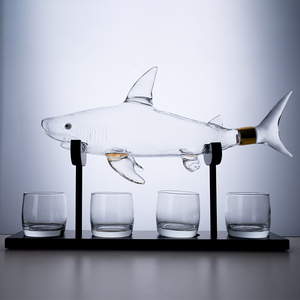 Carafe en verre de requin unique en borosilicate de haute qualité, faite à la main et personnalisée - Product Image 3