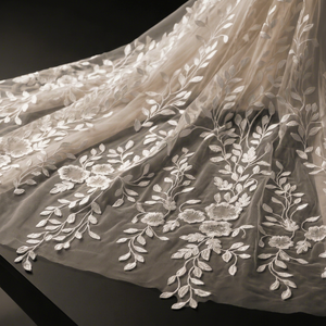 Tissu en dentelle tissée à motif floral blanc avec tulle champagne et fleurs en forme de feuilles dispersées pour usage nuptial féminin - Product Image 1