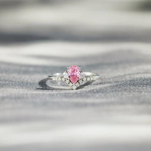 Anello di fidanzamento con diamante taglio a pera T0707 in oro massiccio 18 carati con pavé, gioielli raffinati da donna - Product Image 6