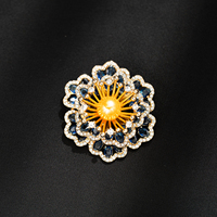 Broches de luxe pour femmes en zircon bleu fleur de cuivre et perle, strass en cristal plaqué or, broches de créateur personnalisées