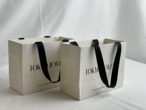 Bolsas de Embalaje Reciclables de Papel Especial con Logotipo Personalizado y Asa de Cinta para Joyería - Product Image 2